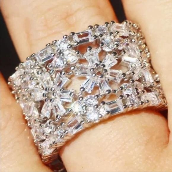 18CT 925 STERLING SILVER DIAMOND RING, CUTE RING, SHINY RING. - Picture 5 of 6